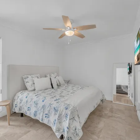 Key Biscayne Gem — Steps to Beach, Pool Views, King Bed, Parking