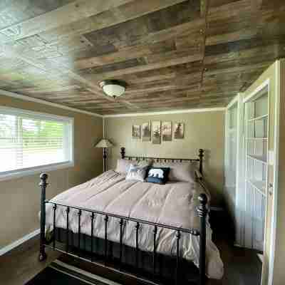 Cozy 2 bedroom house on 1.5 acres Rooms