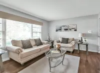 Stay in a charming 2-bedroom house in Omaha with WiFi, AC, and a peaceful vibe. - 방갈로