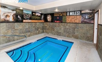 Gray Wolf Inn & Suites