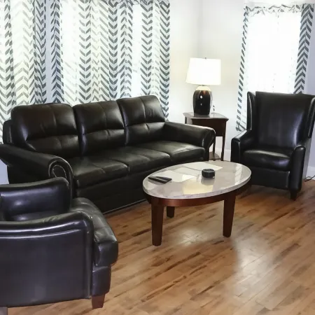 3 Bedroom, 2 Bath, Hike to Downtown, Porch, Free Wi-Fi, Wash/Dryer, and Parking