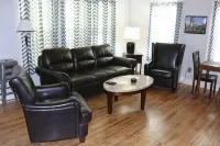 3 Bedroom, 2 Bath, Hike to Downtown, Porch, Free Wi-Fi, Wash/Dryer, and Parking - WiFi