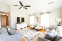 Updated and cozy Beach Box! Gorgeous Backyard! 3 minutes to beach!! - 4성급