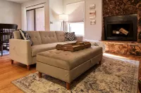 Remodeled-2/1 just blocks from the lift-labeled parking spot - 발코니