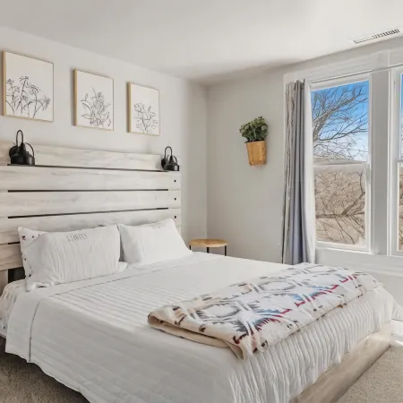 Charming BLue victorian home located blocks away from historical Route 66
