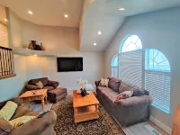 Amazing 3 Bedrooms / 2 Bathrooms home with PRIVATE HOT TUB!!! - Homestays