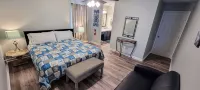 Simply Sunny Fun! 4BR Close to DT Chas & Beaches! Great backyard firepit & games - مطابخ