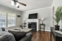 La Casa Roja - Pet-Friendly - 3Br Home - Walk to Castle & Downtown Waco - บังกะโล