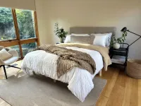 Designer home surrounded by beautiful garden- secure parking, remote check in - Boutique