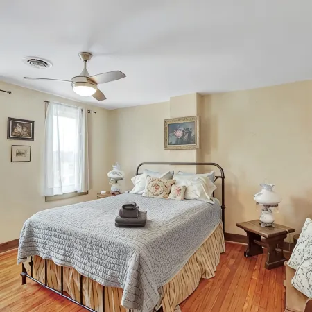 Entire Downtown Gettysburg Historic 4Br/3BA Home, Sleeps 8 with Free Parking