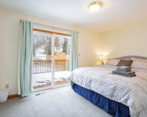 Comfort Awaits at Cozy Get Away - Dog Friendly - 3BD / 2BA + Living Spaces Hotel di Akron