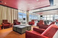 Modern 1-Bedroom City View High Rise Condo with Balcony Gym Pool Free Parking - สระว่ายน้ำส่วนตัว