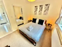 Three Bedroom Detached Home with Parking, Quiet location, Short Drive to Beach! - บังกะโล