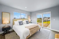 NEW! 1 minute to beach-Ocean Views-Hot Tub-Waffles for Breakfast - 4-Star