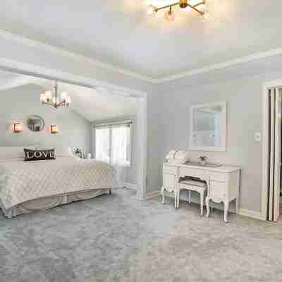Charming 4-bedroom cottage in South Haven -- 2 miles from beach and downtown. Rooms