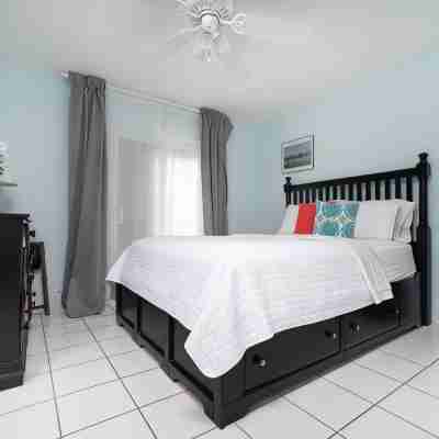 !!GREAT LOCATION & VALUE!! 7mile BEACH CONDO in a Resort setting on 7mile Beach Rooms