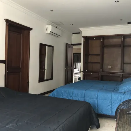 Beautiful big house, near restaurants, unicentro, jardín plaza and more.