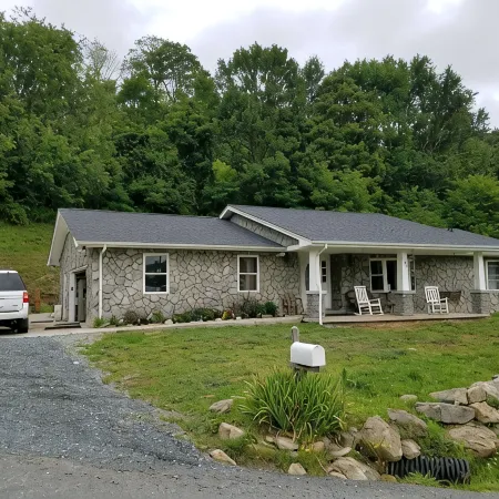 SPACIOUS LUXURY LODGE, 5 MIN TO SLOPES 2 FIREPLACES, POOLTABLE sleeps 16