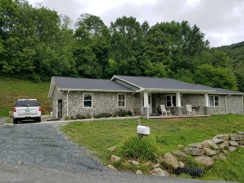 SPACIOUS LUXURY LODGE, 5 MIN TO SLOPES 2 FIREPLACES, POOLTABLE sleeps 16 - Hot Tub