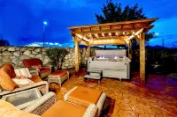 Tuscan Villa Outdoor Living, Jacuzzi & Gym Hotels in 