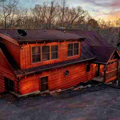 Entire Cabin! Hot Tub!  Sleeps 12 4 BD/4BA. 1 Mile to Convention Center Hotel Exterior