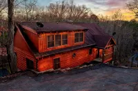 Entire Cabin! Hot Tub!  Sleeps 12 4 BD/4BA. 1 Mile to Convention Center - Hytter