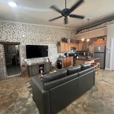 The Nest at Main Street Suites: Unique Apt in historic downtown Van Buren, AR