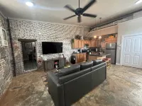 The Nest at Main Street Suites: Unique Apt in historic downtown Van Buren, AR - 3-Star
