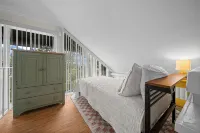 Charming Waterfront Home - Dock Access - Fishing Retreat - Pool - AC - King Bed! - balcony