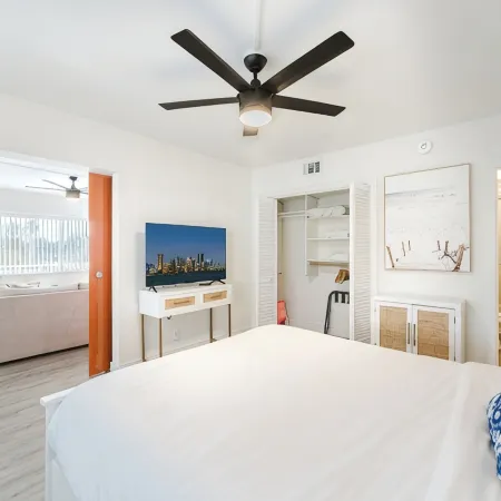 Boca Waterfront Oasis: Bright Corner Unit – Walk to Beach