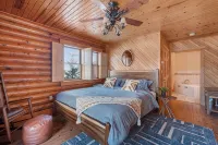 Luxury Cabin w/Heated Pool, 22Min to 7 Springs, HotTub, Sauna, Game Room & Views - Chalets