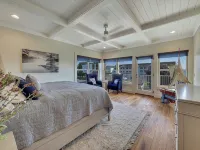 Stunning Lakeview Home with 5 Bedrooms and 6k SqFt of Modern, High-End Amenities - Balkon