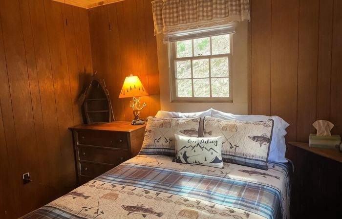 Cozy creek side cabin.  Pet Friendly.   Single Story, with ramp at entry
