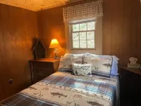 Cozy creek side cabin.  Pet Friendly.   Single Story, with ramp at entry Hotels in Laurel Fork