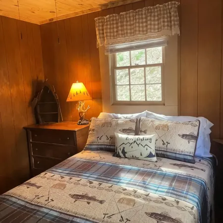 Cozy creek side cabin.  Pet Friendly.   Single Story, with ramp at entry