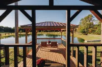 Tiny Cabin At The Pond - 샬레 호텔