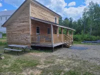 Custom Built Tiny Home/Cabin in Jackman with Direct Trail Access on Powersports - Homestays