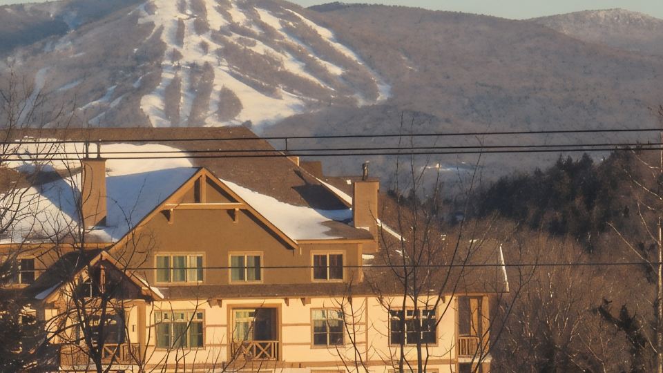 Newly Renovated 2BR - walk to lift; walk to Stratton Village; easy parking