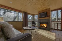 Cozy Waterfront Escape Near Helen & Vineyards Free Night with 3 Night Stay - シャレー