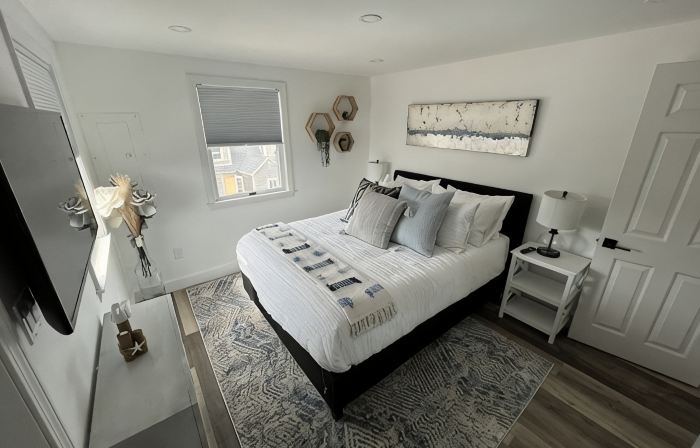 Walking-distance to town, shops, restaurants & ferry!