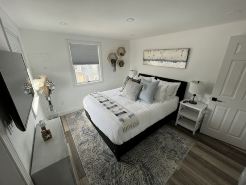 Walking-distance to town, shops, restaurants & ferry!