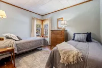 Bayview Beach Cottage For 4! - Homestays