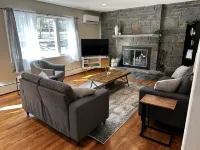 Modern Country Farmhouse, Walking Distance to Lake - Homestays