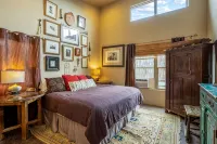 Beautiful Guest House in the Foothills: Fireplace, Hot Tub, Patio, Grill - Jacuzzi