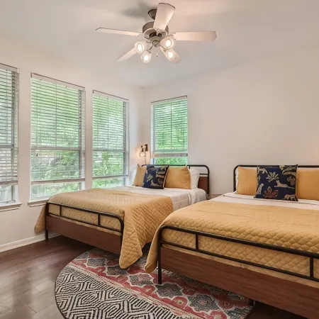 Business Friendly Central Austin 3/2 Townhome w/ Pool!