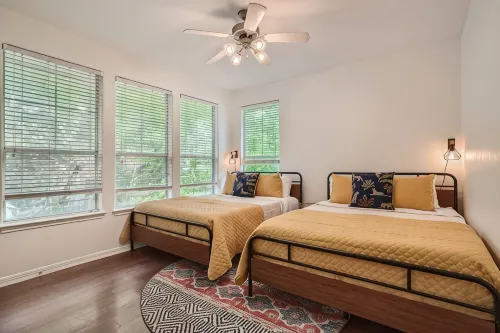 Business Friendly Central Austin 3/2 Townhome w/ Pool! - สระว่ายน้ำส่วนตัว
