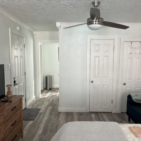 Newly renovated cozy cottage, located in the backyard of my home.
