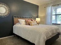 "The Salty Sugaree"-6 miles to beach, 1 mile to IMG, & multiple resort pools! - شرفة
