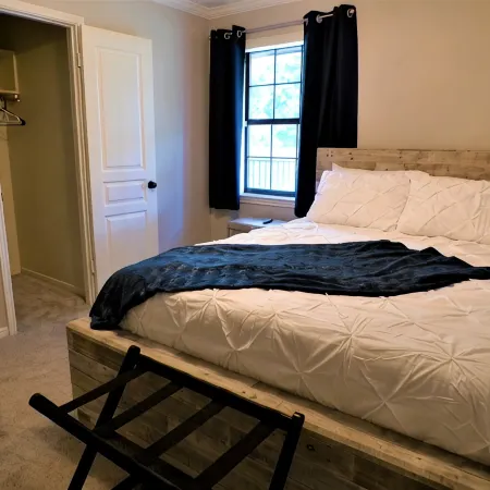 Backyard Oasis with Private Pool, SPA and Putting Green only 2 Miles from TAMU!