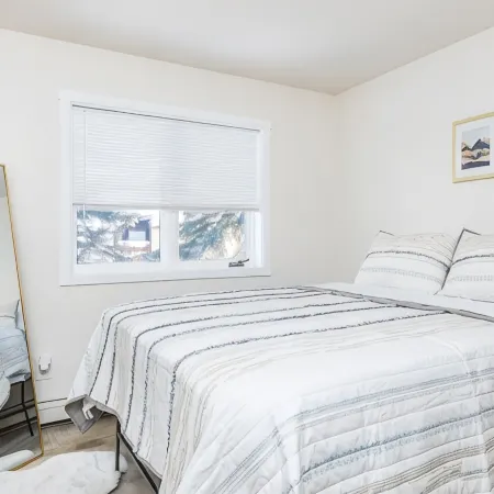 Entire 2BR 1Bath Apt “The Downtown Deneege”